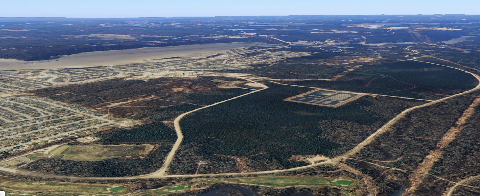 Vue aérienne annotée du site : terrains industriels, couverture forestière, chemins privés et club de golf